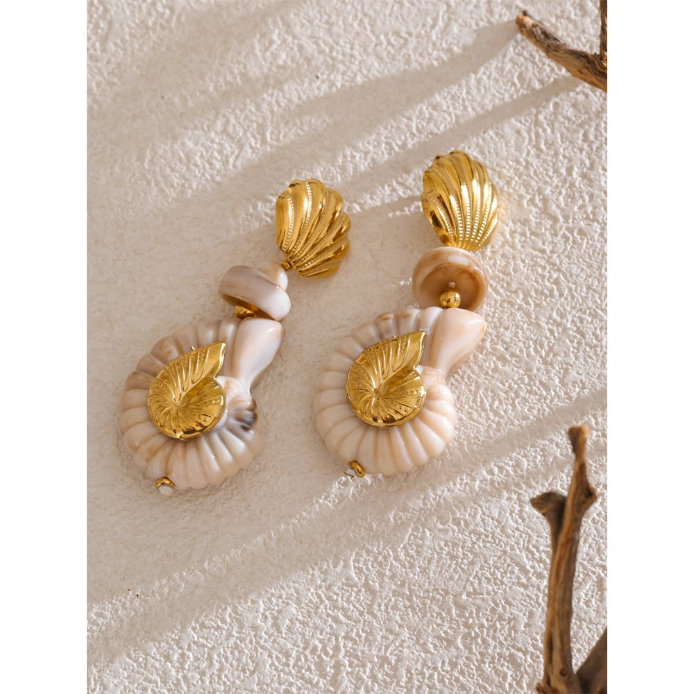 Shell resin geometric earrings in gold-plated stainless steel with shell and resin.