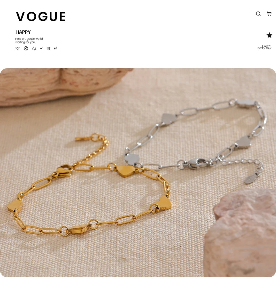 Heart chain necklace in gold-plated stainless steel.