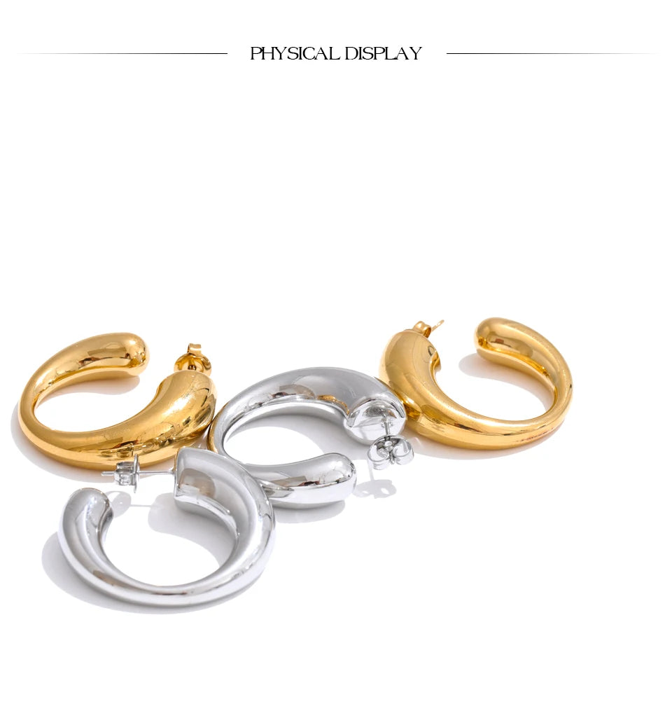 Minimalist geometric earrings in gold-plated stainless steel.