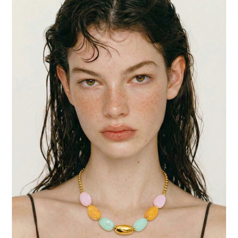 Resin natural stone geometric necklace in gold-plated stainless steel with natural stone and resin.
