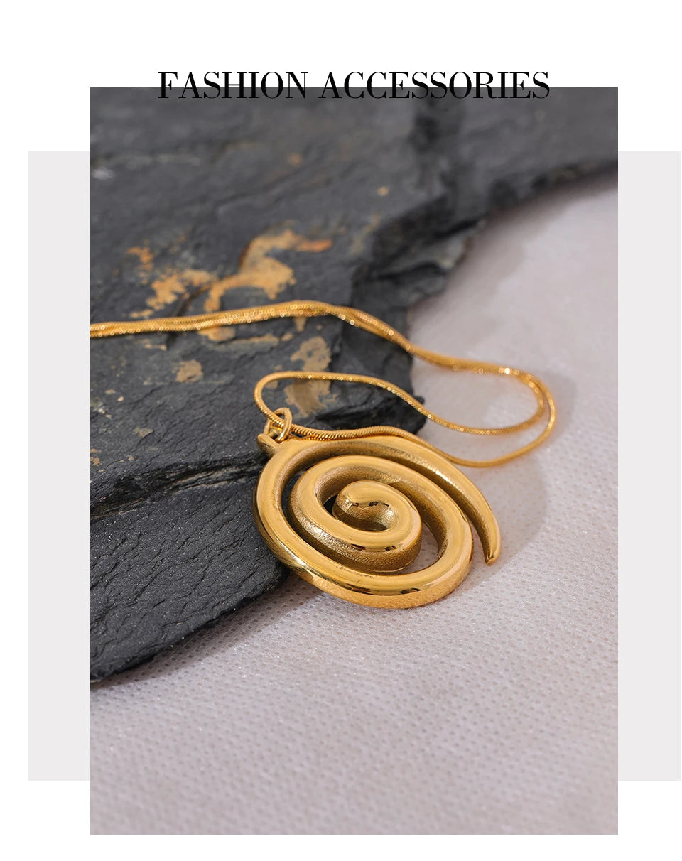 Geometric necklace in gold-plated stainless steel.