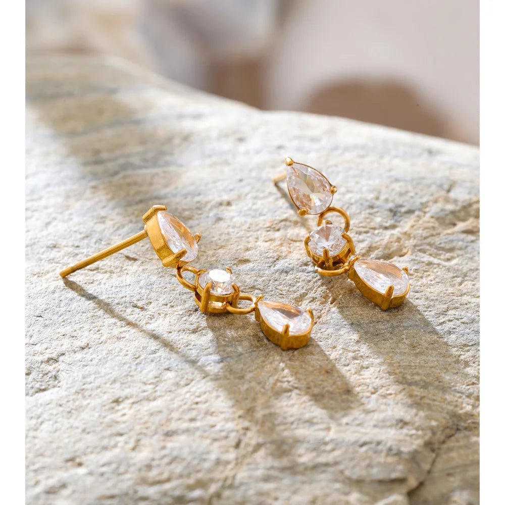 Cubic zirconia minimalist geometric earrings in gold-plated stainless steel with cubic zirconia.