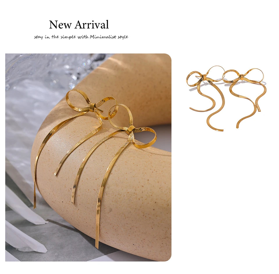 Bow chain earrings in gold-plated stainless steel.