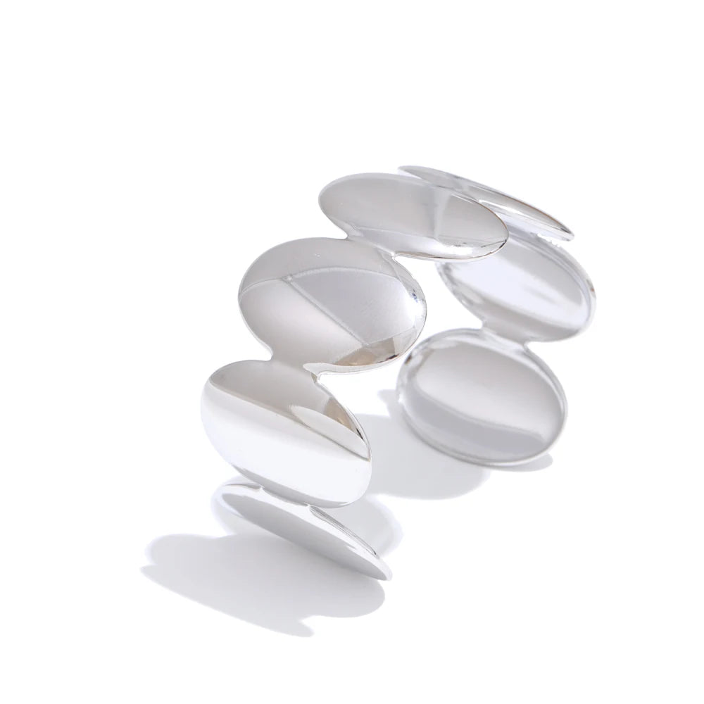 Geometric bracelet in gold-plated stainless steel.