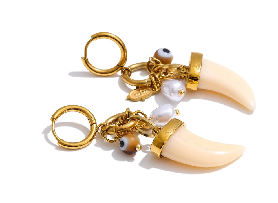 Pearl resin acrylic earrings in gold-plated stainless steel with pearl and resin.