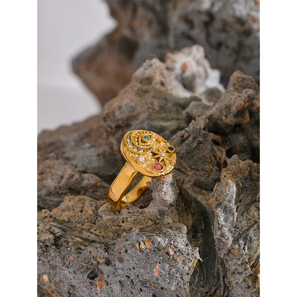 Cubic zirconia star moon ring in 18K gold-plated stainless steel with cubic zirconia.