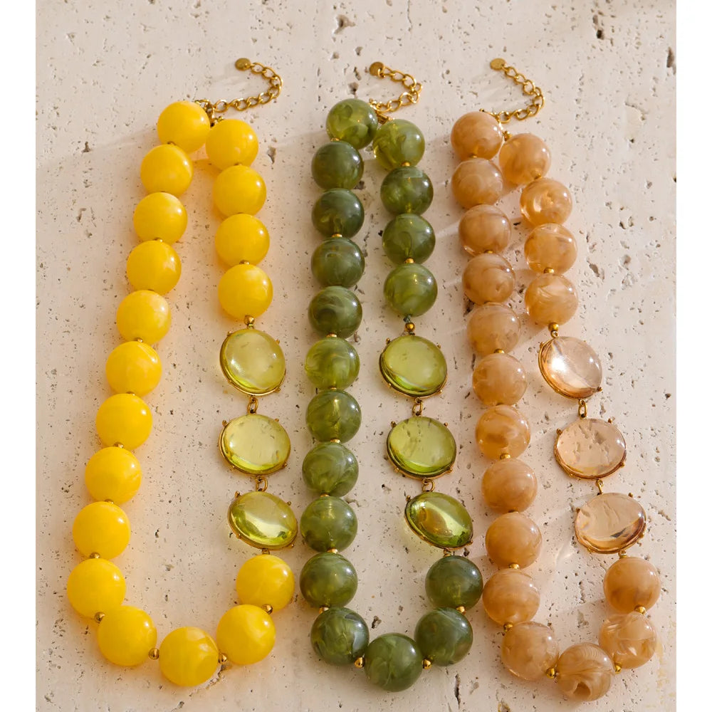 Resin acrylic beaded necklace in gold-plated stainless steel with resin and acrylic.
