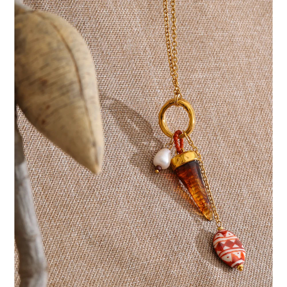 Resin geometric necklace in gold-plated stainless steel with resin.