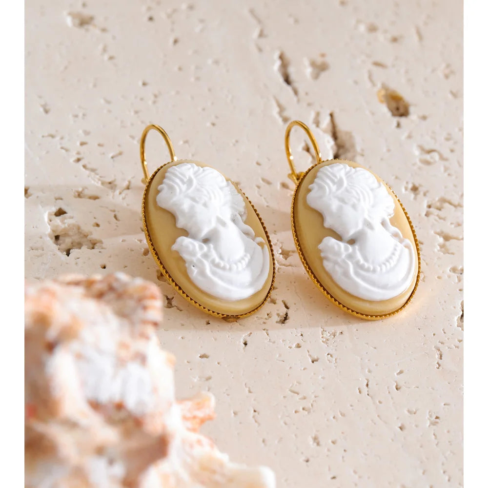 Resin geometric earrings in gold-plated stainless steel with resin.