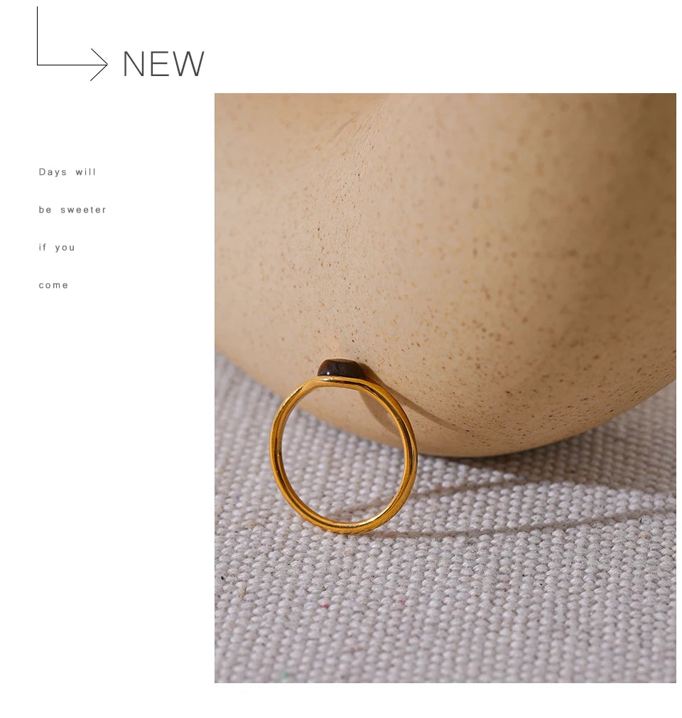 Natural stone geometric ring in 18K gold-plated stainless steel with natural stone.