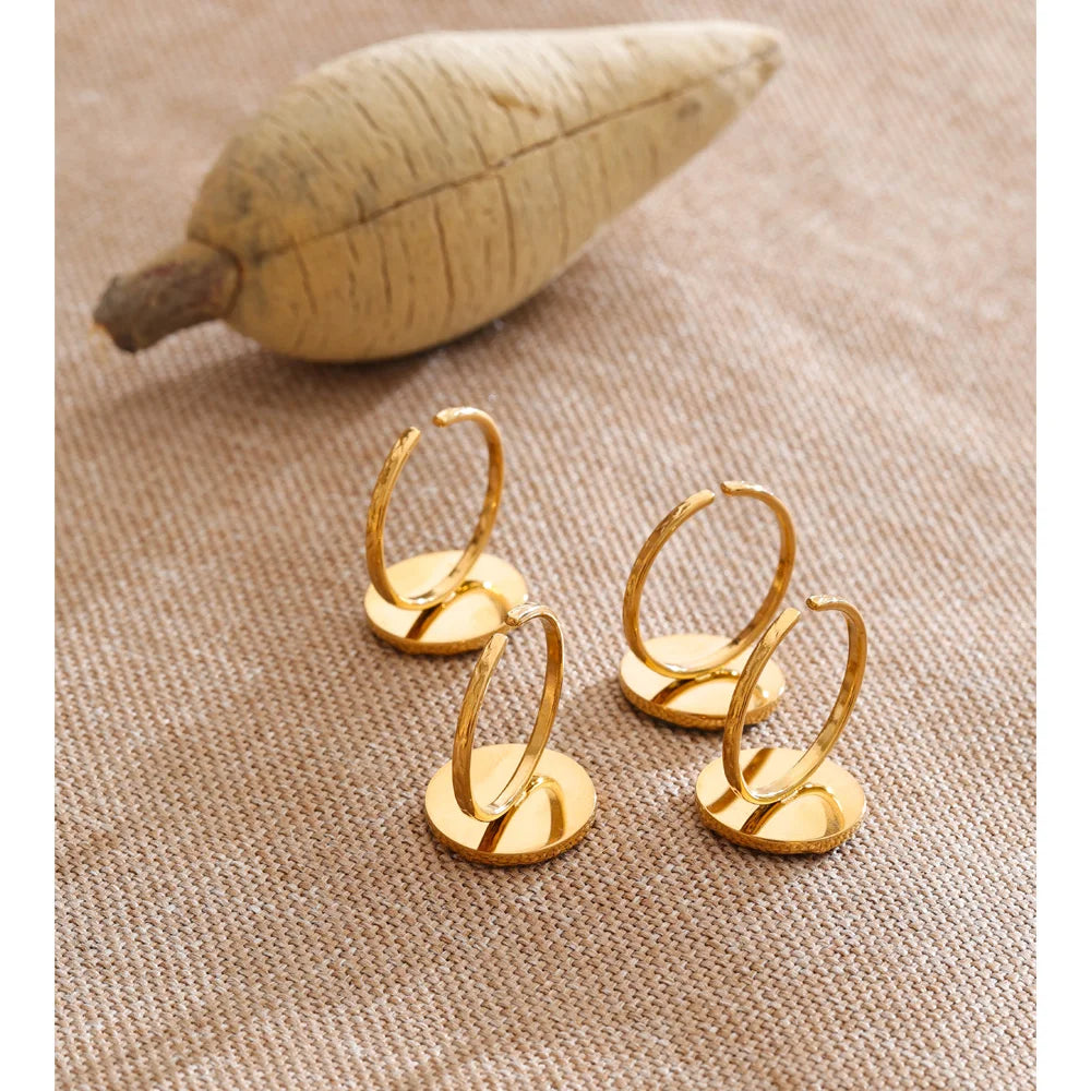 Natural stone geometric ring in 18K gold-plated stainless steel with natural stone.