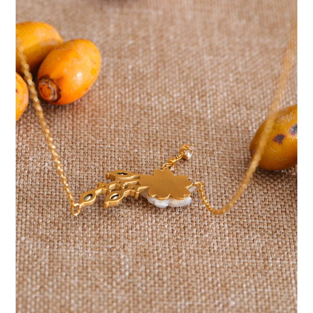 Cubic zirconia shell flower necklace in gold-plated stainless steel with cubic zirconia and shell.