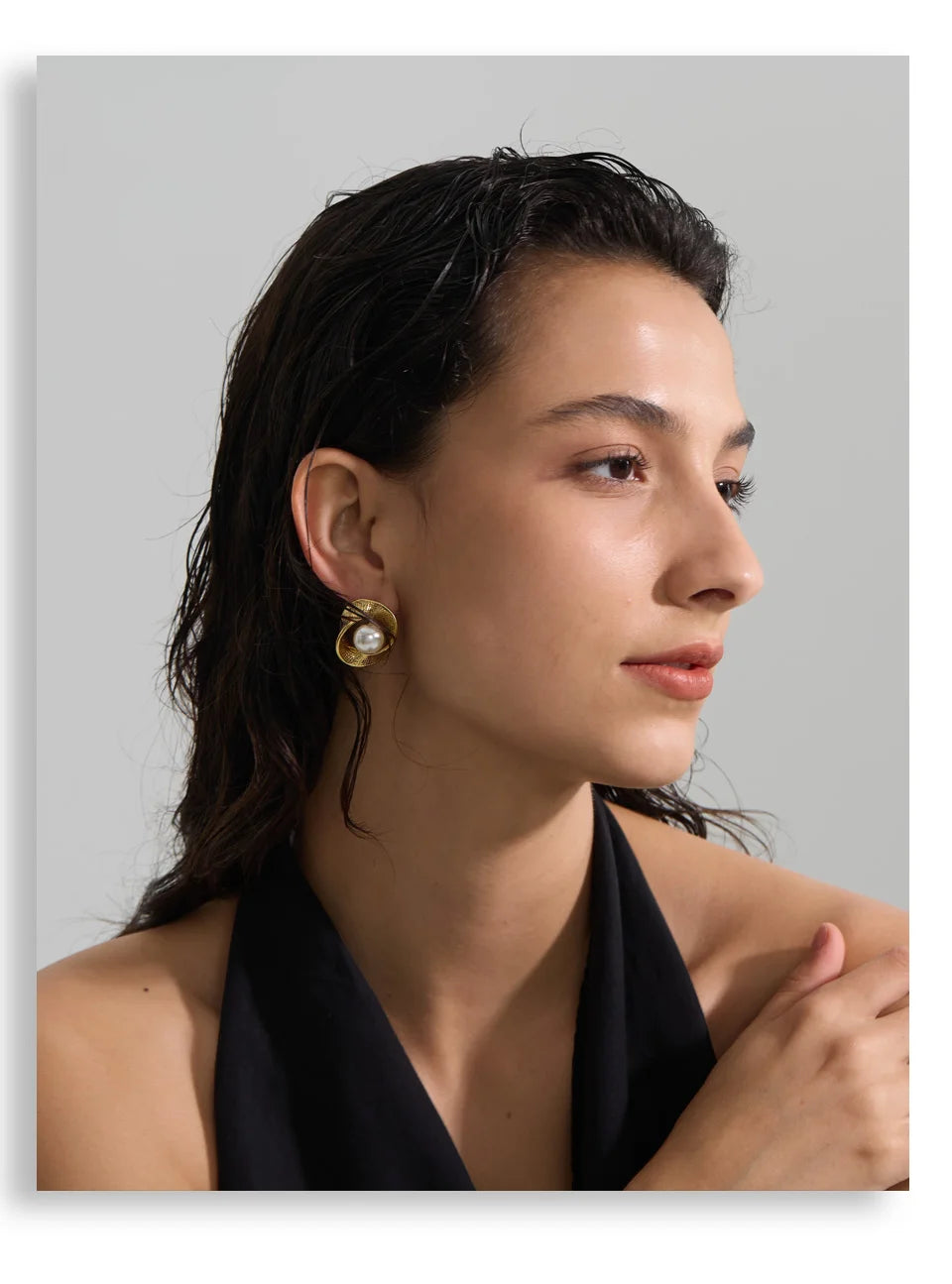 Pearl geometric earrings in gold-plated stainless steel with pearl.