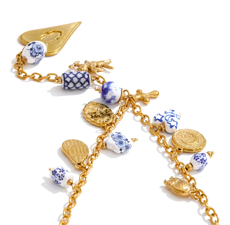 Heart flower necklace in gold-plated stainless steel.