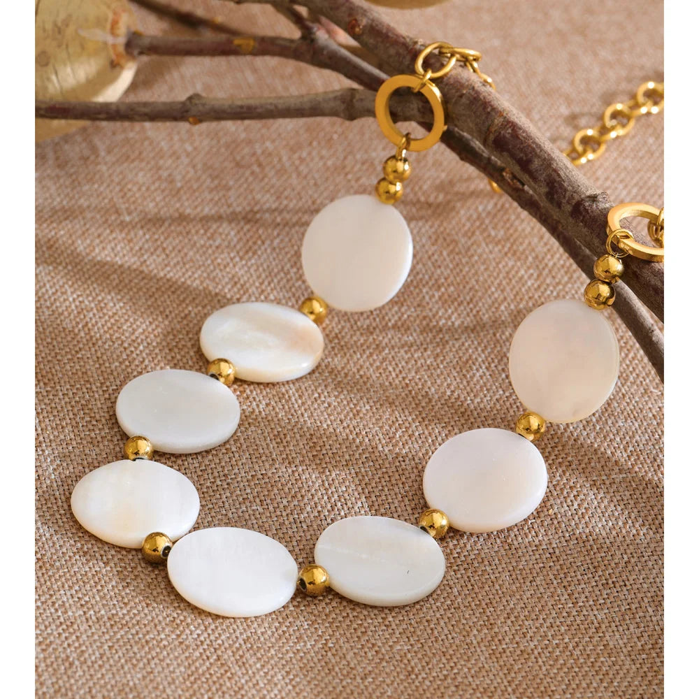 Shell geometric chain necklace in gold-plated stainless steel with shell.