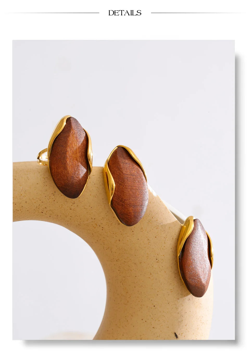 Geometric earrings in gold-plated stainless steel.