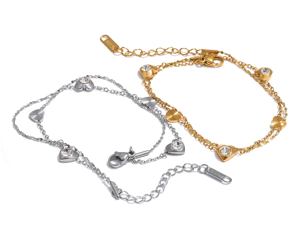 Cubic zirconia heart chain necklace in gold-plated stainless steel with cubic zirconia.