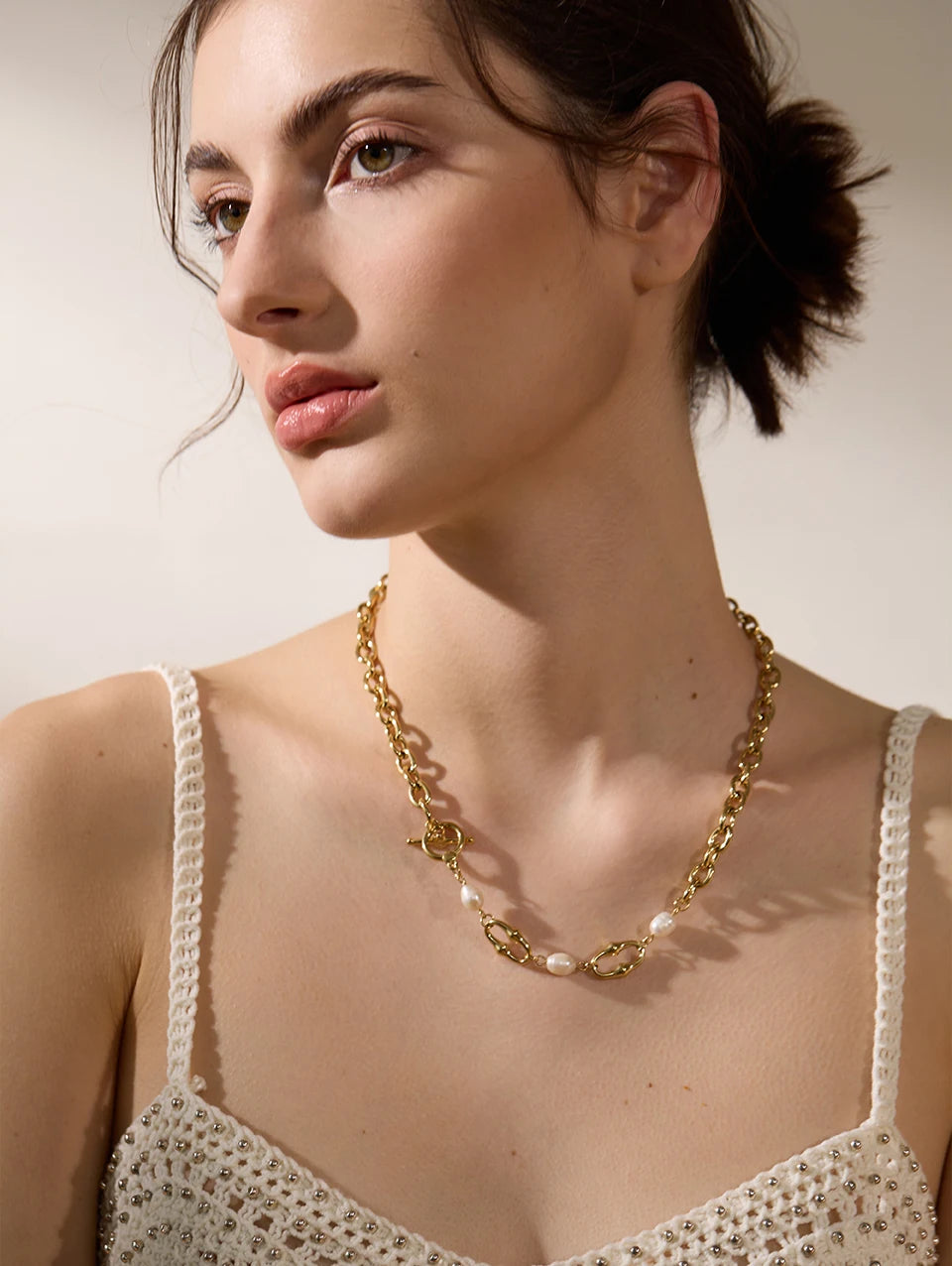 Freshwater pearl geometric chain necklace in gold-plated stainless steel with freshwater pearl.