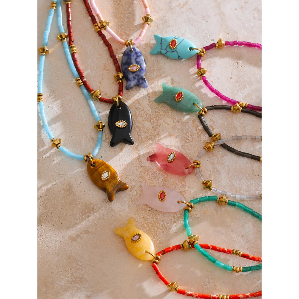 Natural stone geometric necklace in gold-plated stainless steel with natural stone.