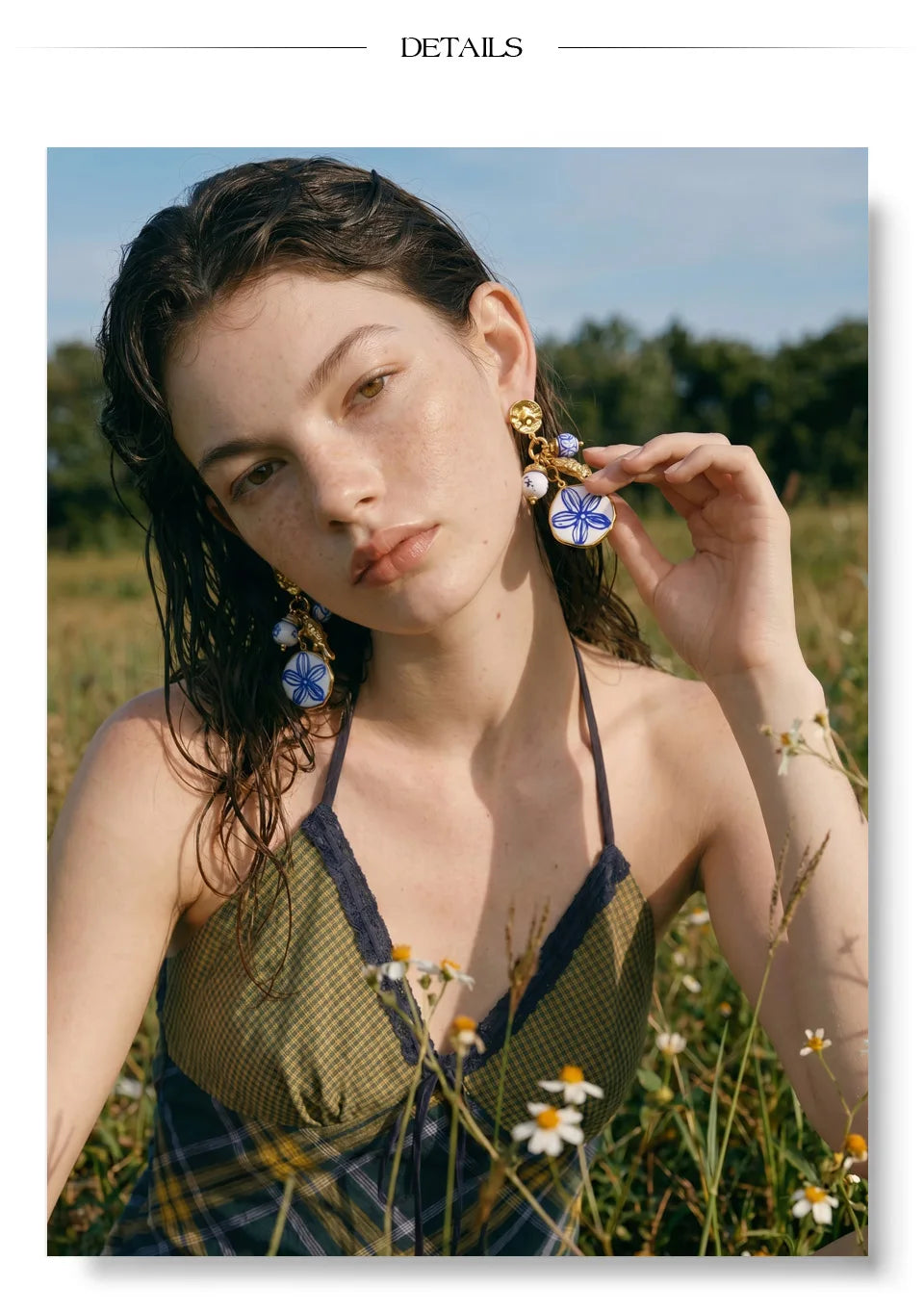 Flower beaded earrings in gold-plated stainless steel.
