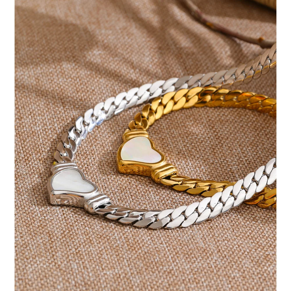Shell heart chain necklace in gold-plated stainless steel with shell.