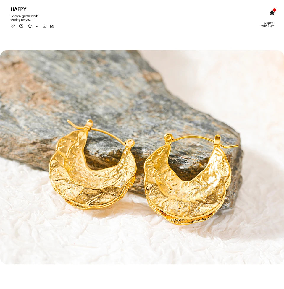 Geometric earrings in 18K gold-plated stainless steel.