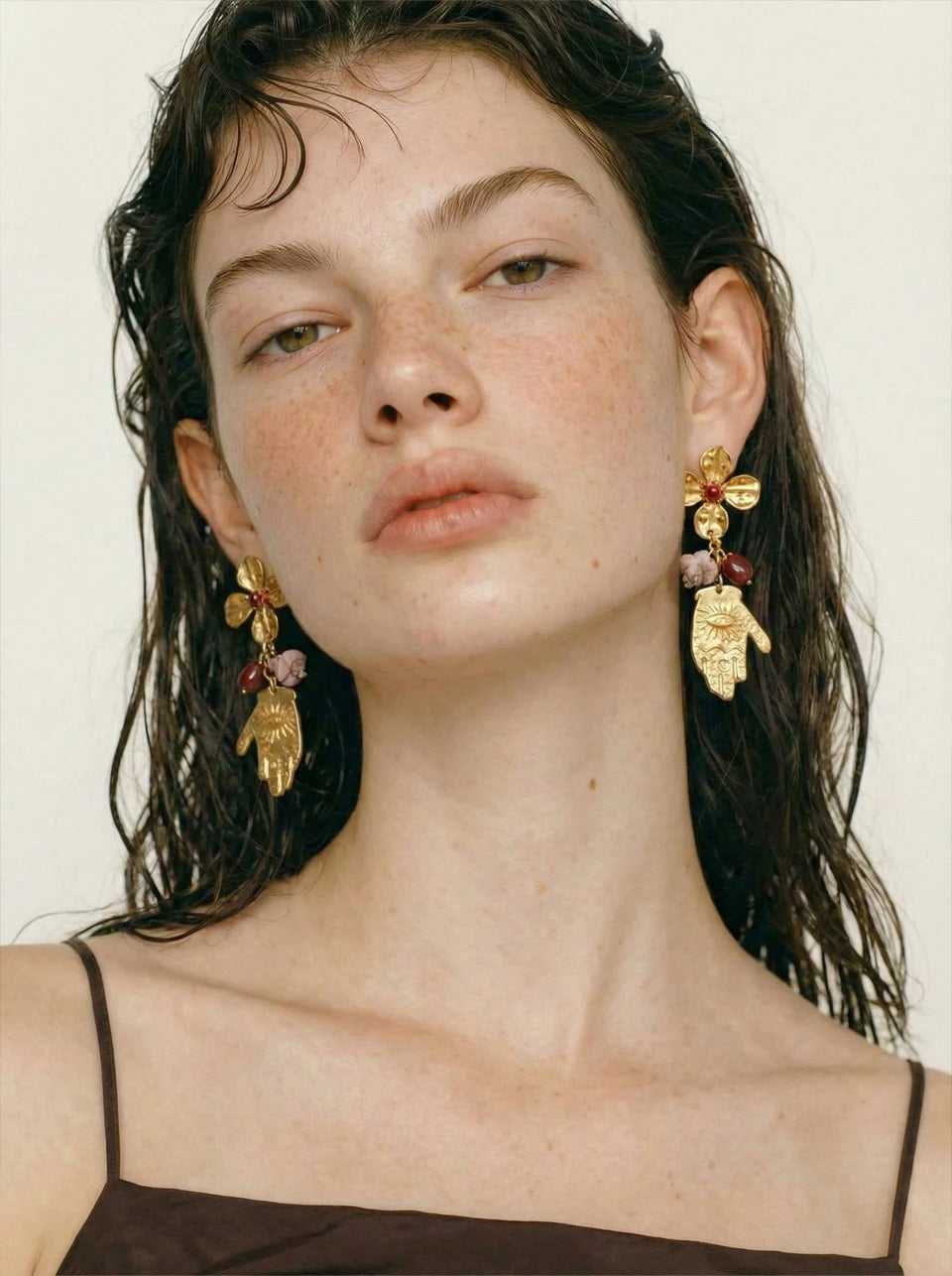 Flower earrings in gold-plated stainless steel.
