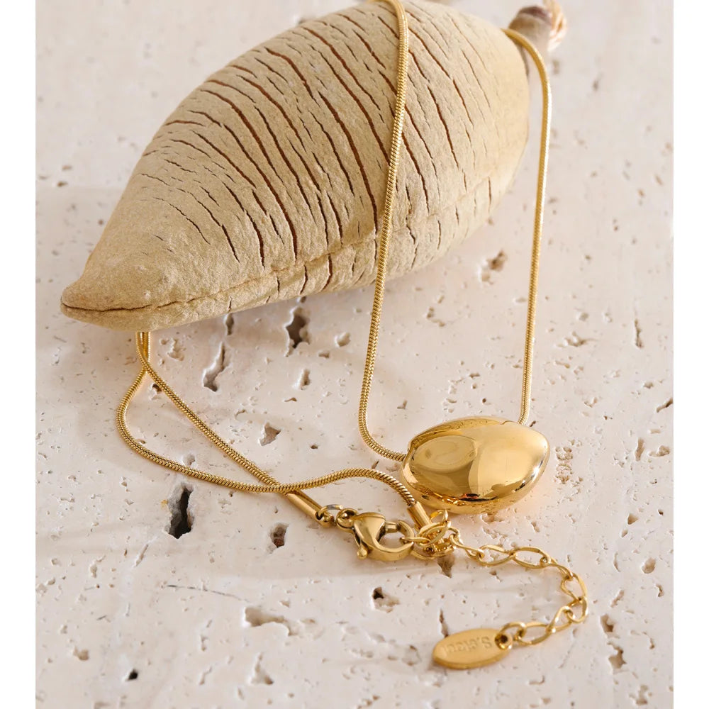 Geometric necklace in gold-plated stainless steel.