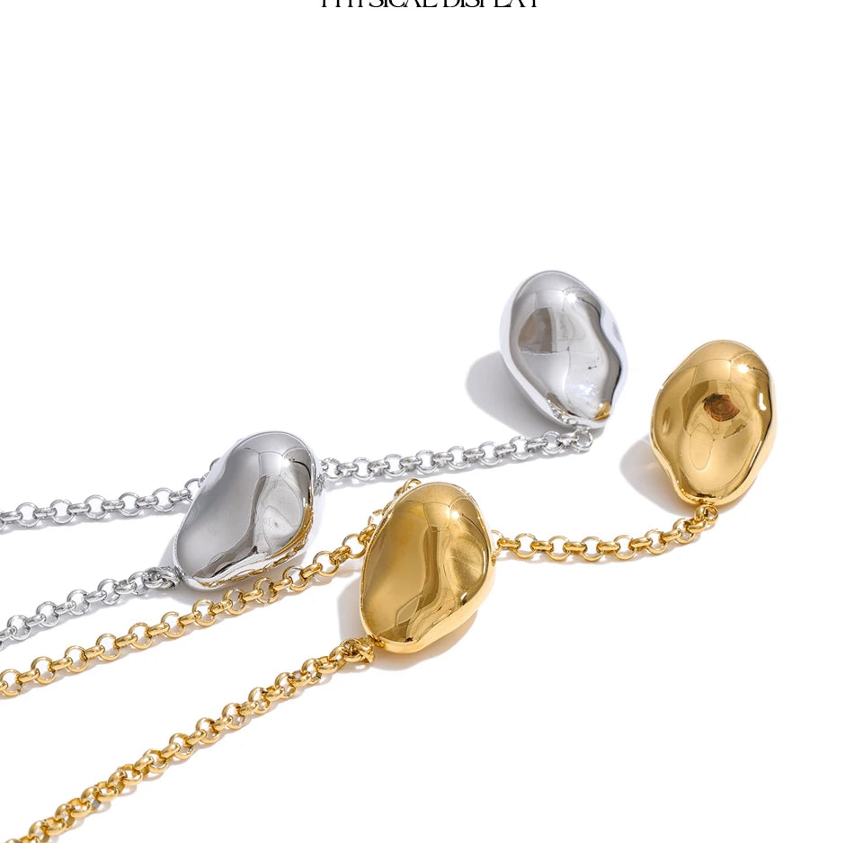 Geometric necklace in gold-plated stainless steel.
