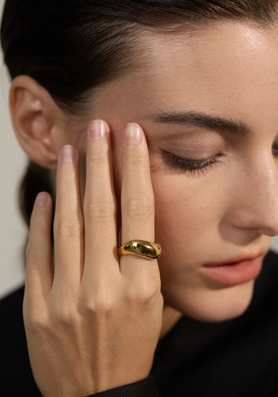 Minimalist geometric ring in gold-plated stainless steel.