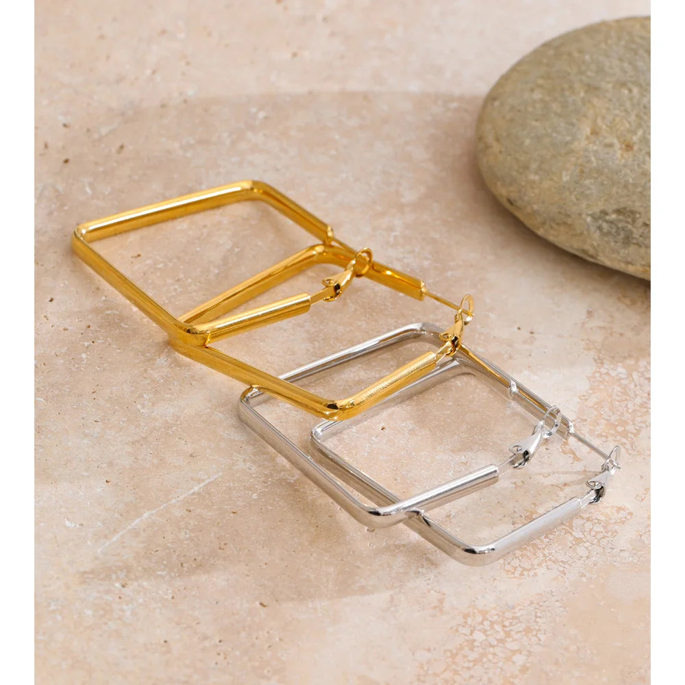 Geometric earrings in gold-plated stainless steel.