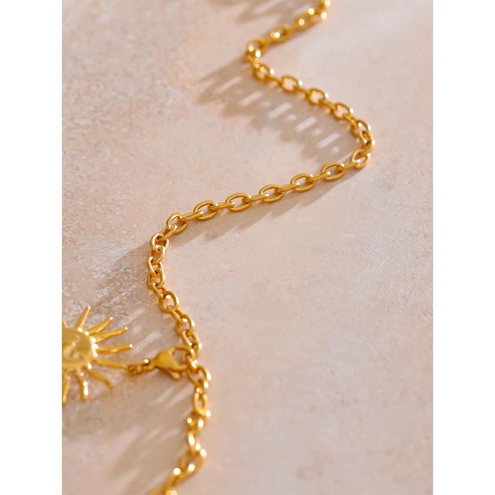 Sun geometric chain necklace in 18K gold-plated stainless steel.