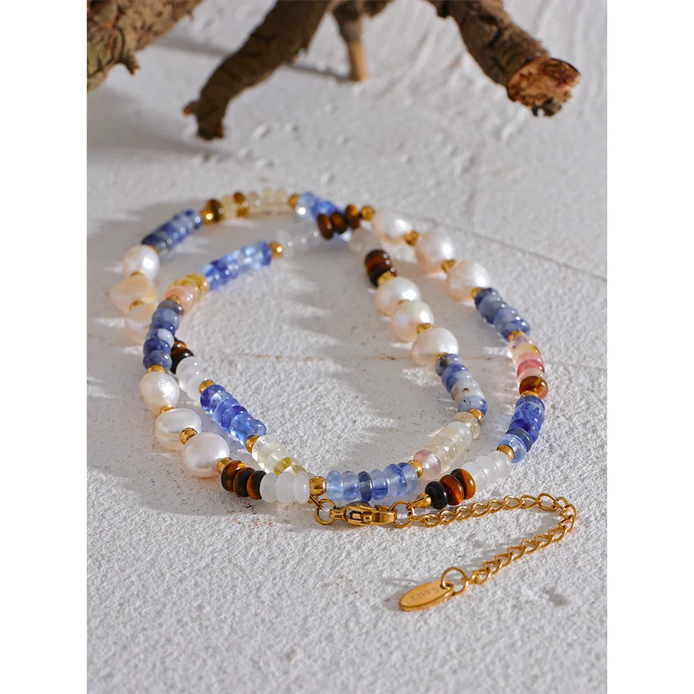 Freshwater pearl natural stone beaded necklace in gold-plated stainless steel with freshwater pearl and natural stone.