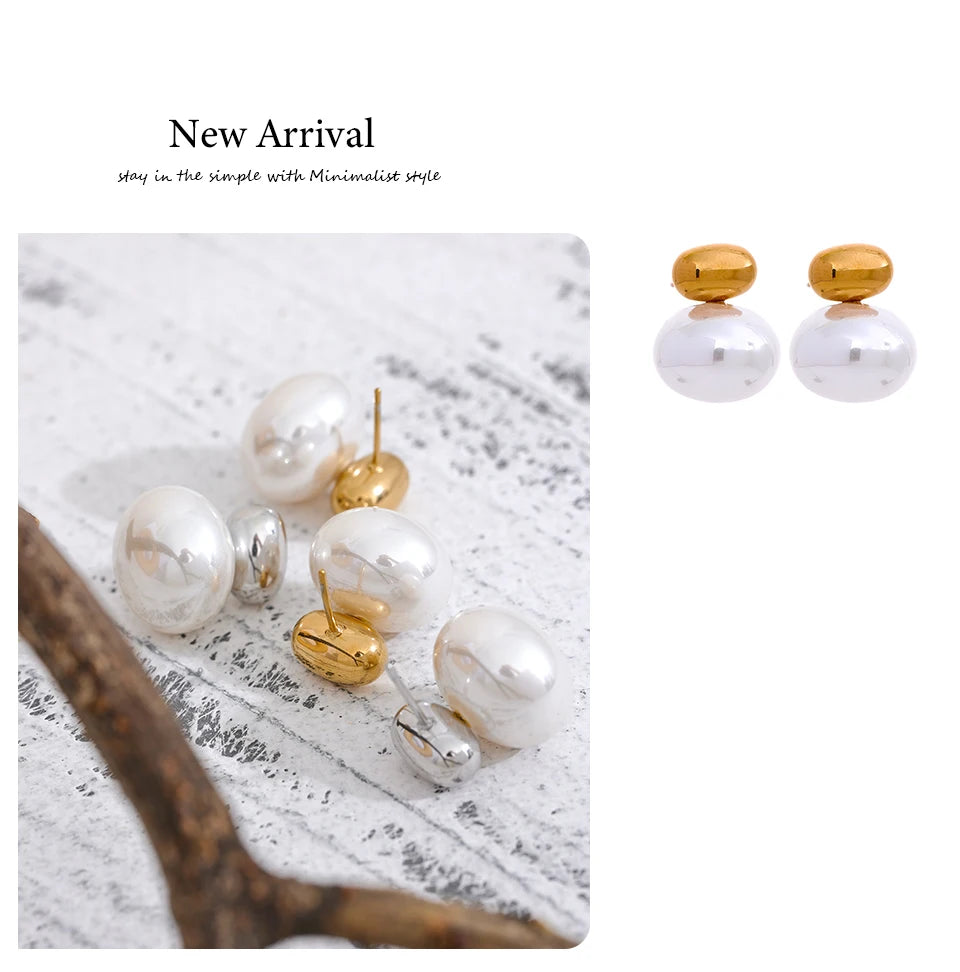 Pearl beaded geometric earrings in gold-plated stainless steel with pearl.