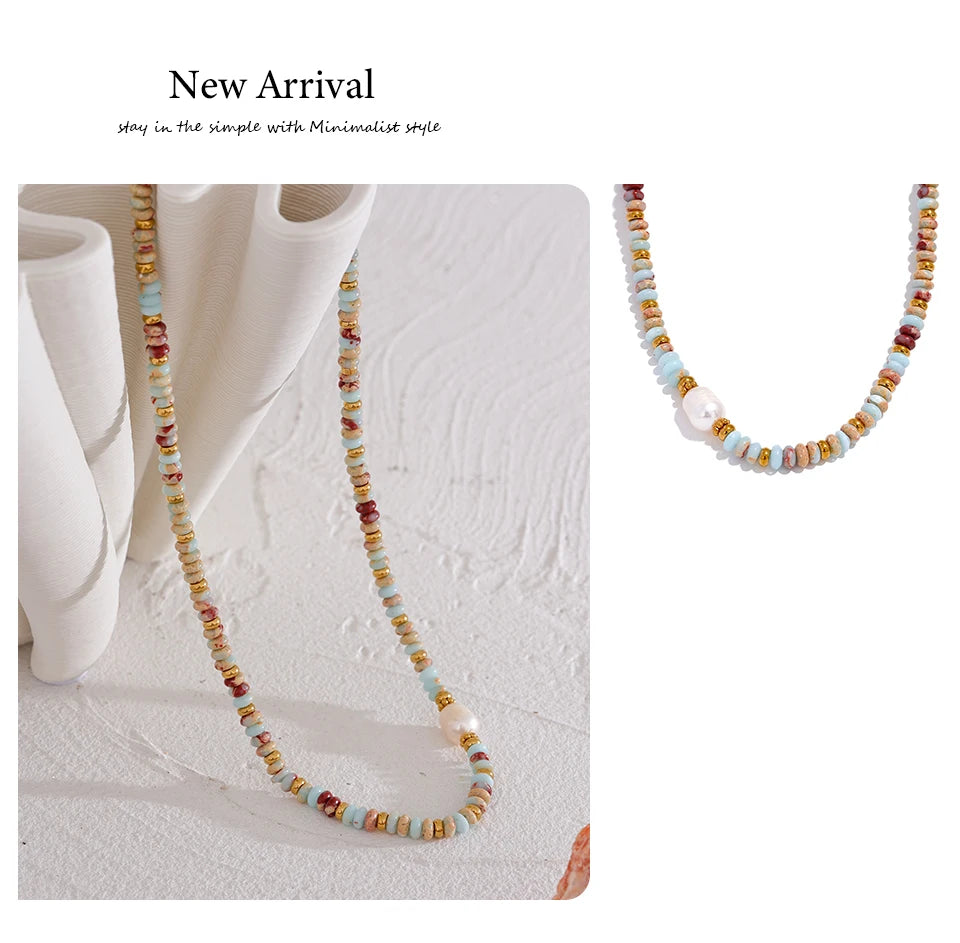 Freshwater pearl natural stone geometric necklace in gold-plated stainless steel with freshwater pearl and natural stone.