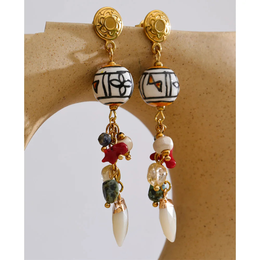 Resin natural stone geometric earrings in gold-plated stainless steel with natural stone and resin.