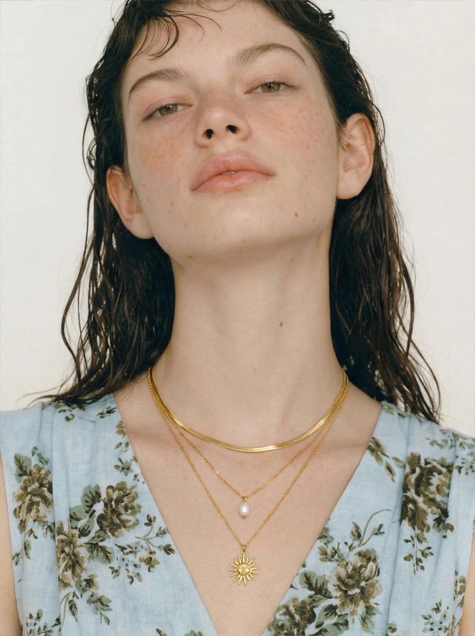 Freshwater pearl sun geometric necklace in gold-plated stainless steel with freshwater pearl.