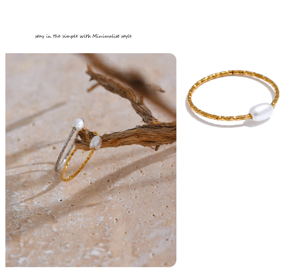 Freshwater pearl geometric ring in gold-plated stainless steel with freshwater pearl.