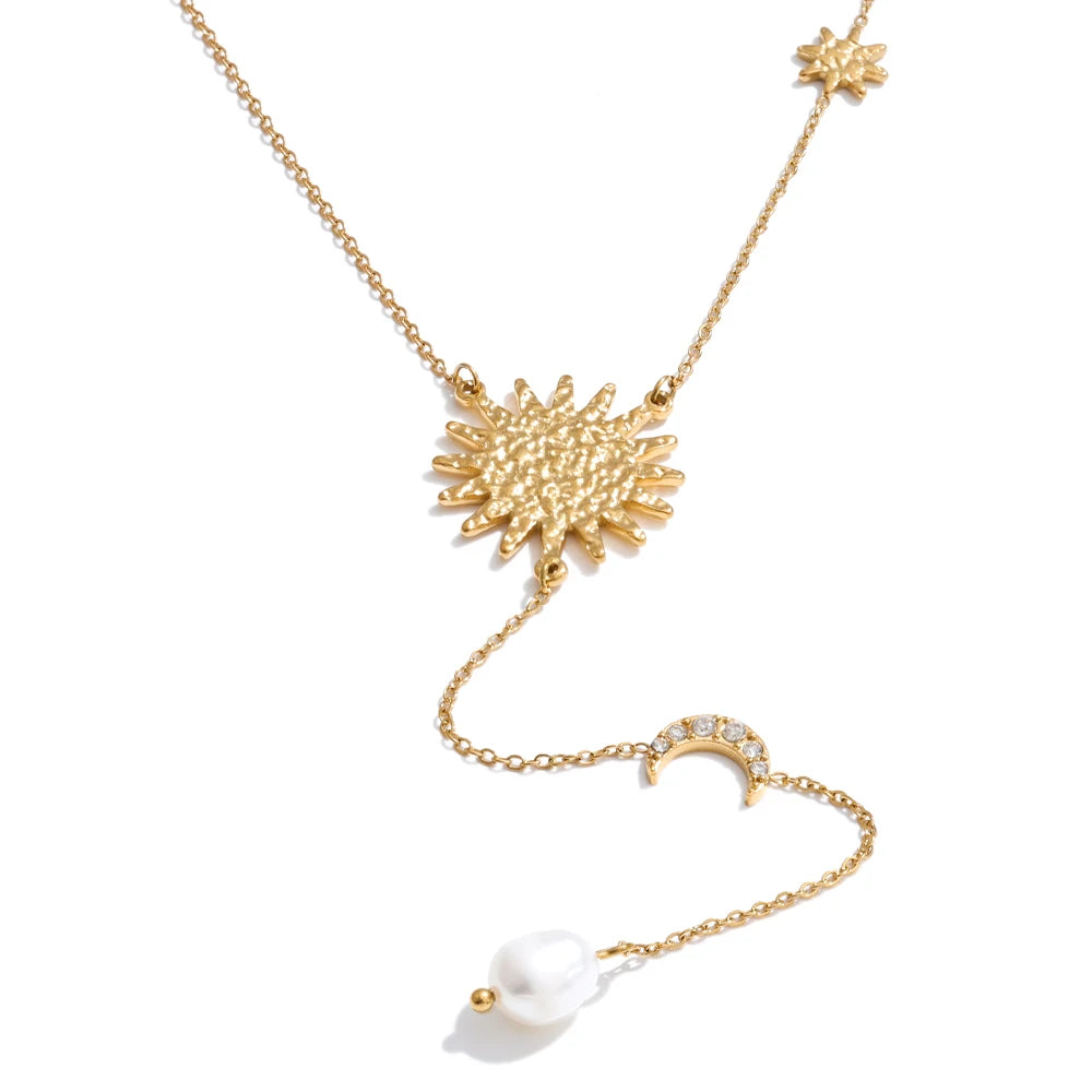 Cubic zirconia freshwater pearl heart necklace in gold-plated stainless steel with freshwater pearl and cubic zirconia.