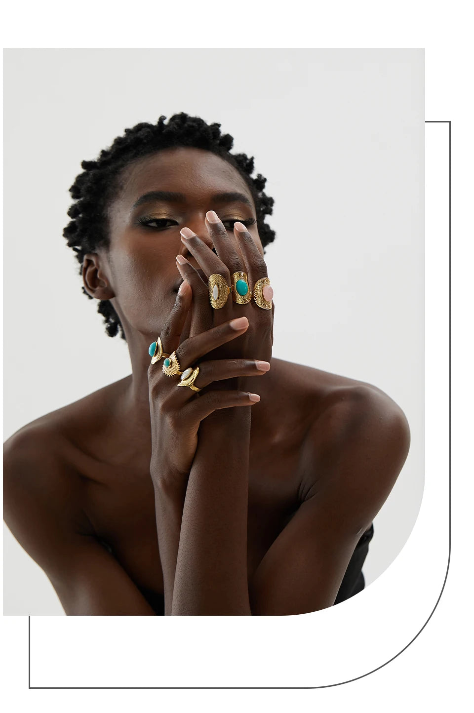 Green natural stone geometric ring in 18K gold-plated stainless steel with natural stone.