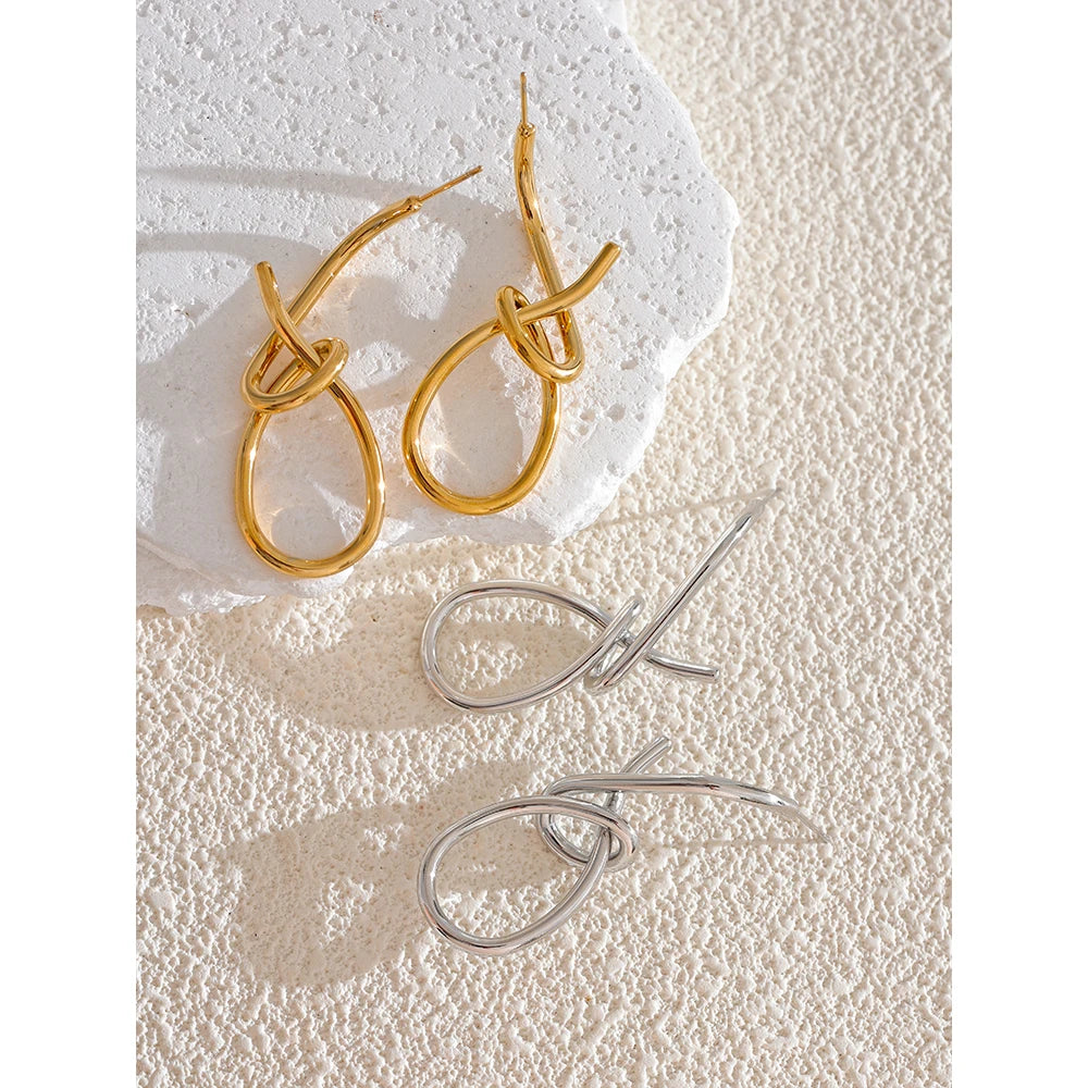 Geometric earrings in gold-plated stainless steel.