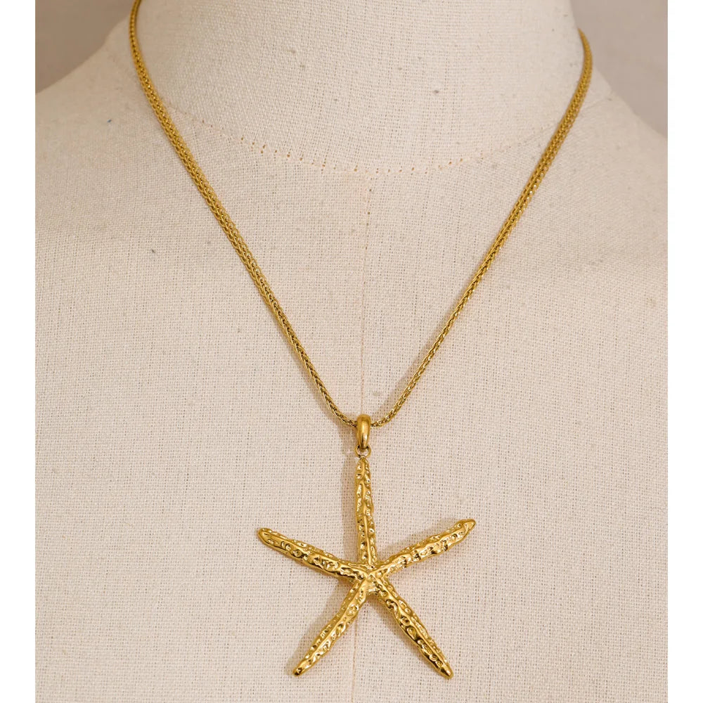Star geometric necklace in gold-plated stainless steel.