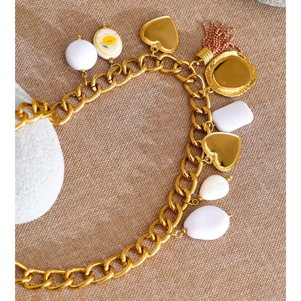 Heart flower necklace in gold-plated stainless steel.