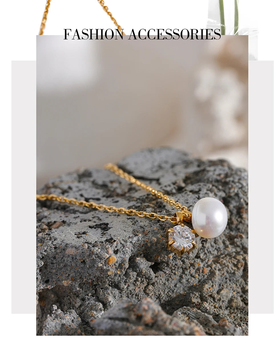 Cubic zirconia pearl geometric necklace in gold-plated stainless steel with pearl and cubic zirconia.