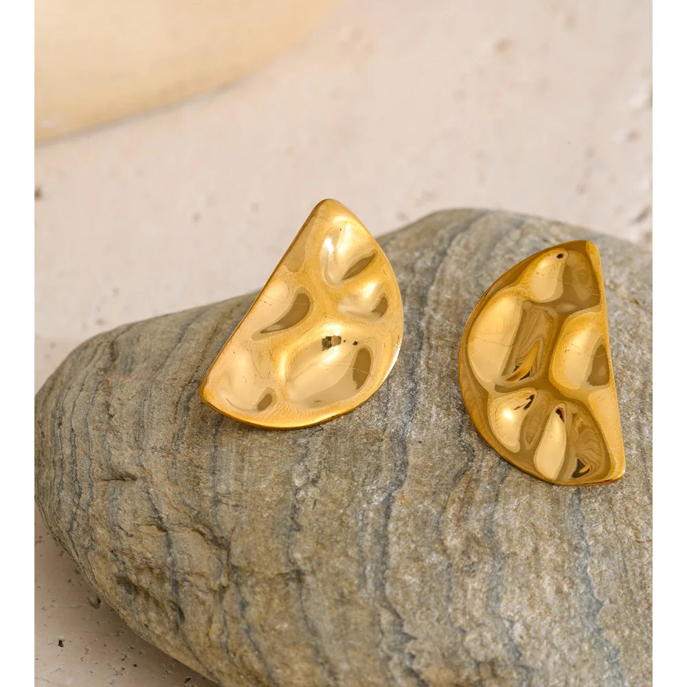 Hammered geometric earrings in gold-plated stainless steel.
