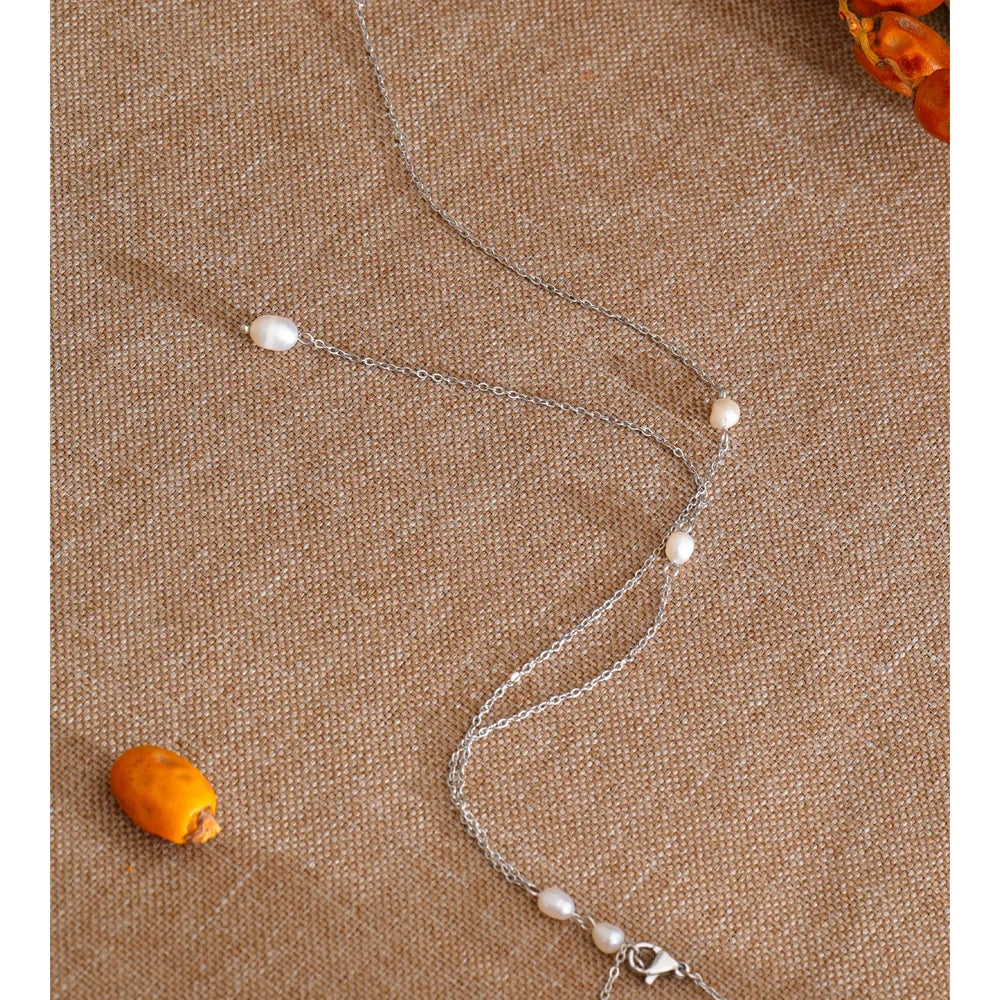Freshwater pearl geometric chain necklace in gold-plated stainless steel with freshwater pearl.