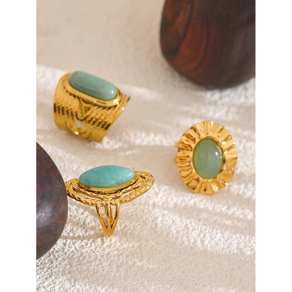 Green natural stone geometric ring in 18K gold-plated stainless steel with natural stone.