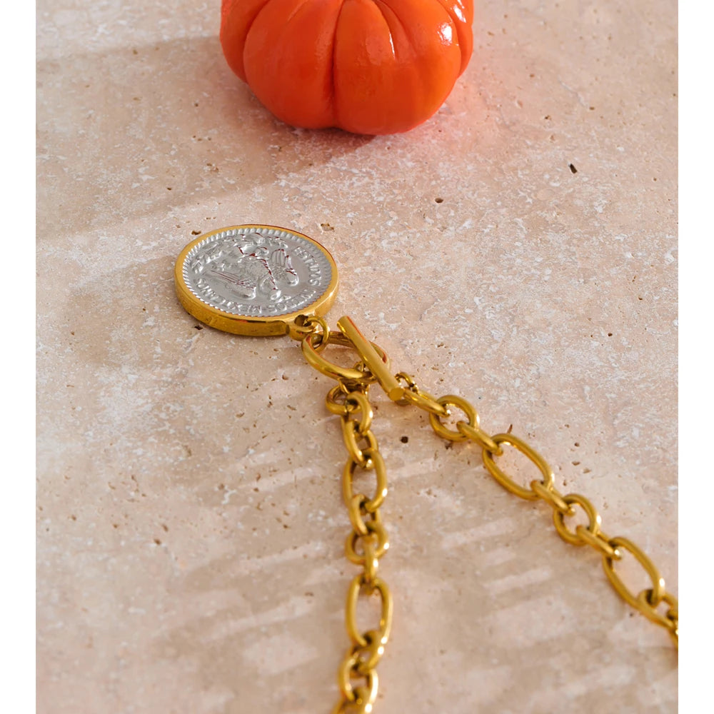 Geometric necklace in gold-plated stainless steel.