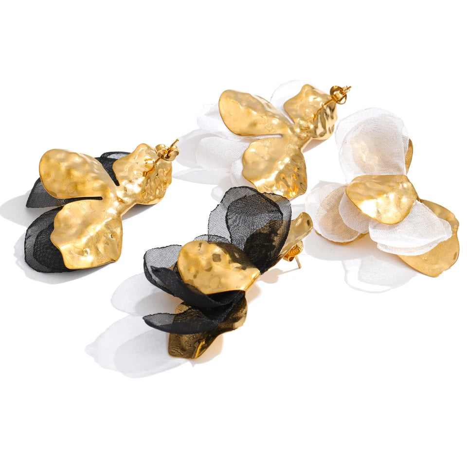 Flower earrings in gold-plated stainless steel.