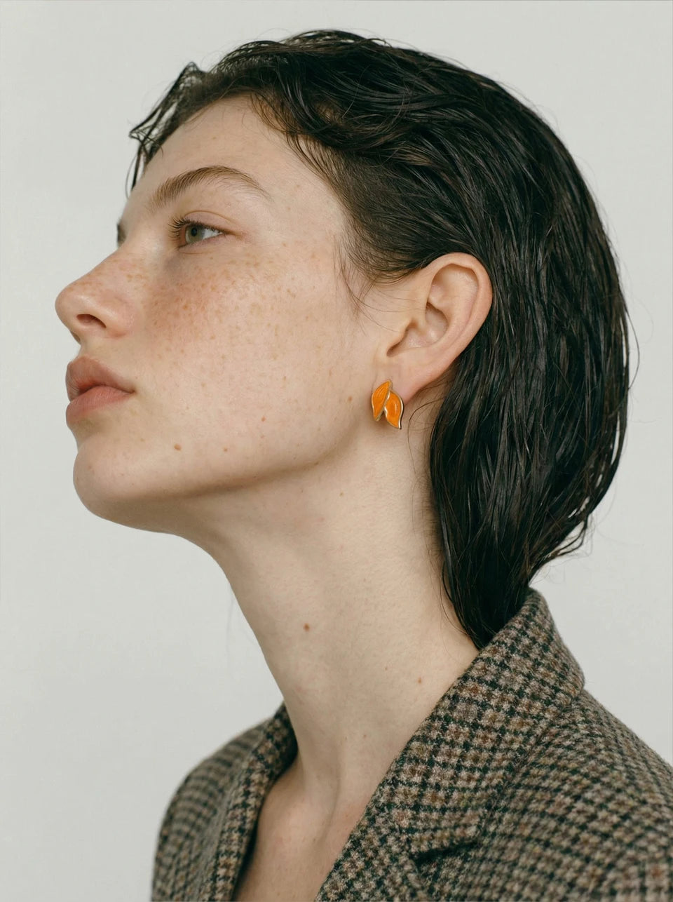 White enamel earrings in gold-plated stainless steel with enamel.